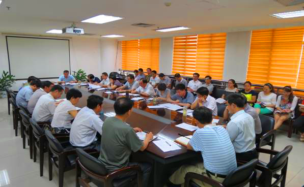 積極貫徹政府會(huì)議精神 迎接“十一黃金周” 迪尼斯酒店開(kāi)元店組織全體員工認(rèn)真學(xué)習(xí)《食品安全法》